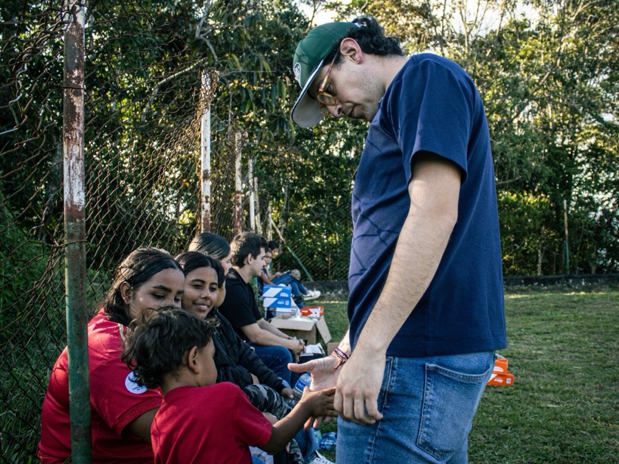 Comunidad recibiendo elementos deportivos