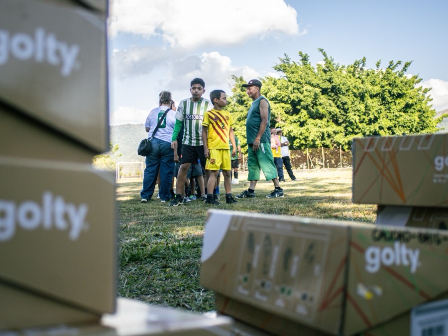 Cajas de implementos deportivos donados