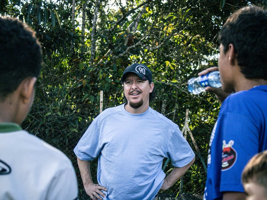 Mateo Escobar conversando con jóvenes en Yolombó