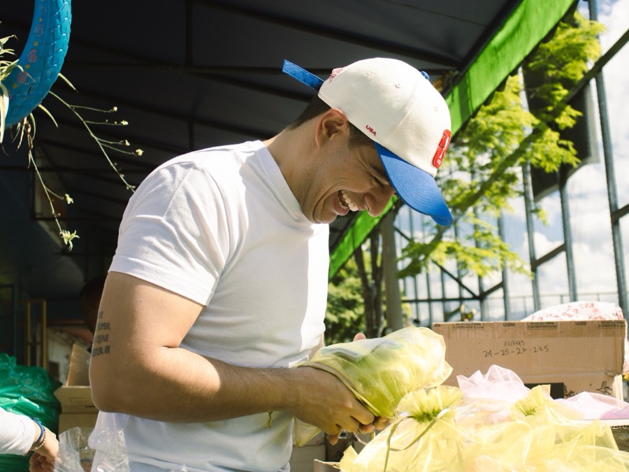 Voluntarios empacando guayos donados