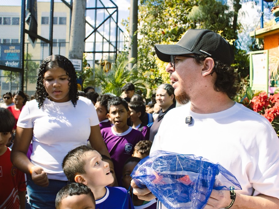 Mateo Escobar entregando guayos entre la multitud